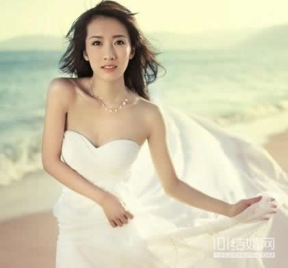 胸小怎么穿婚纱 平胸新娘如何选择婚纱