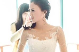 布蕾丝婚纱